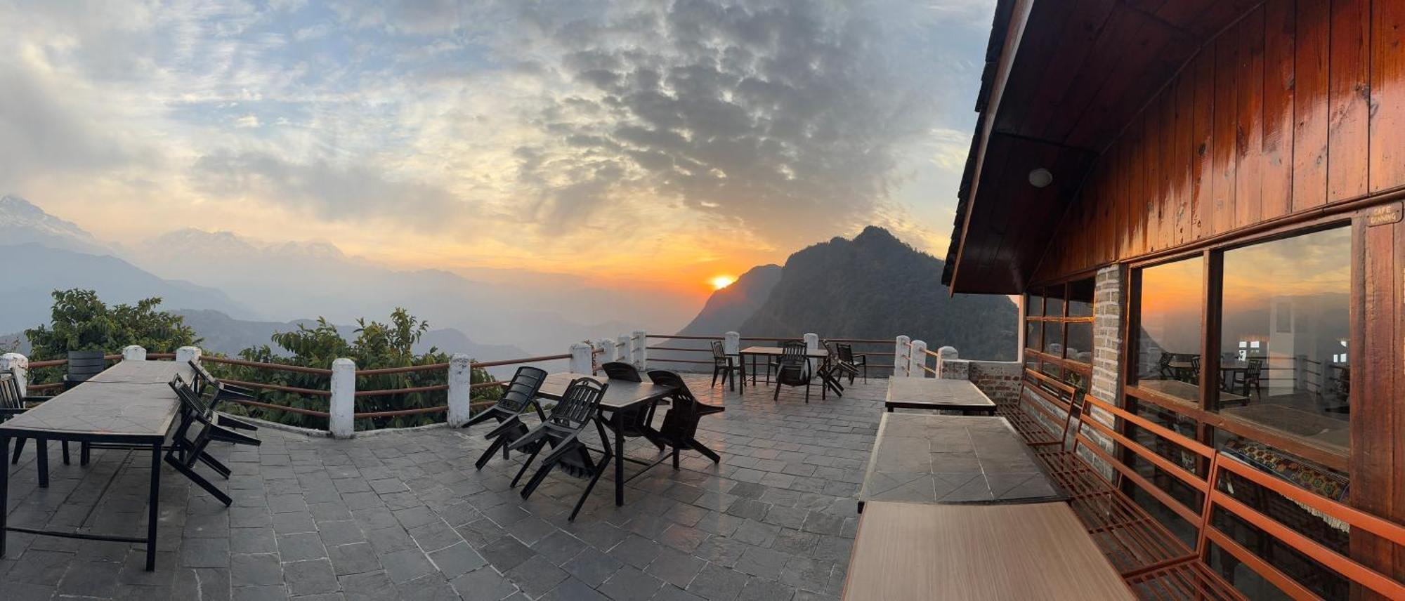 Es Deurali Resort Pokhara Exterior foto