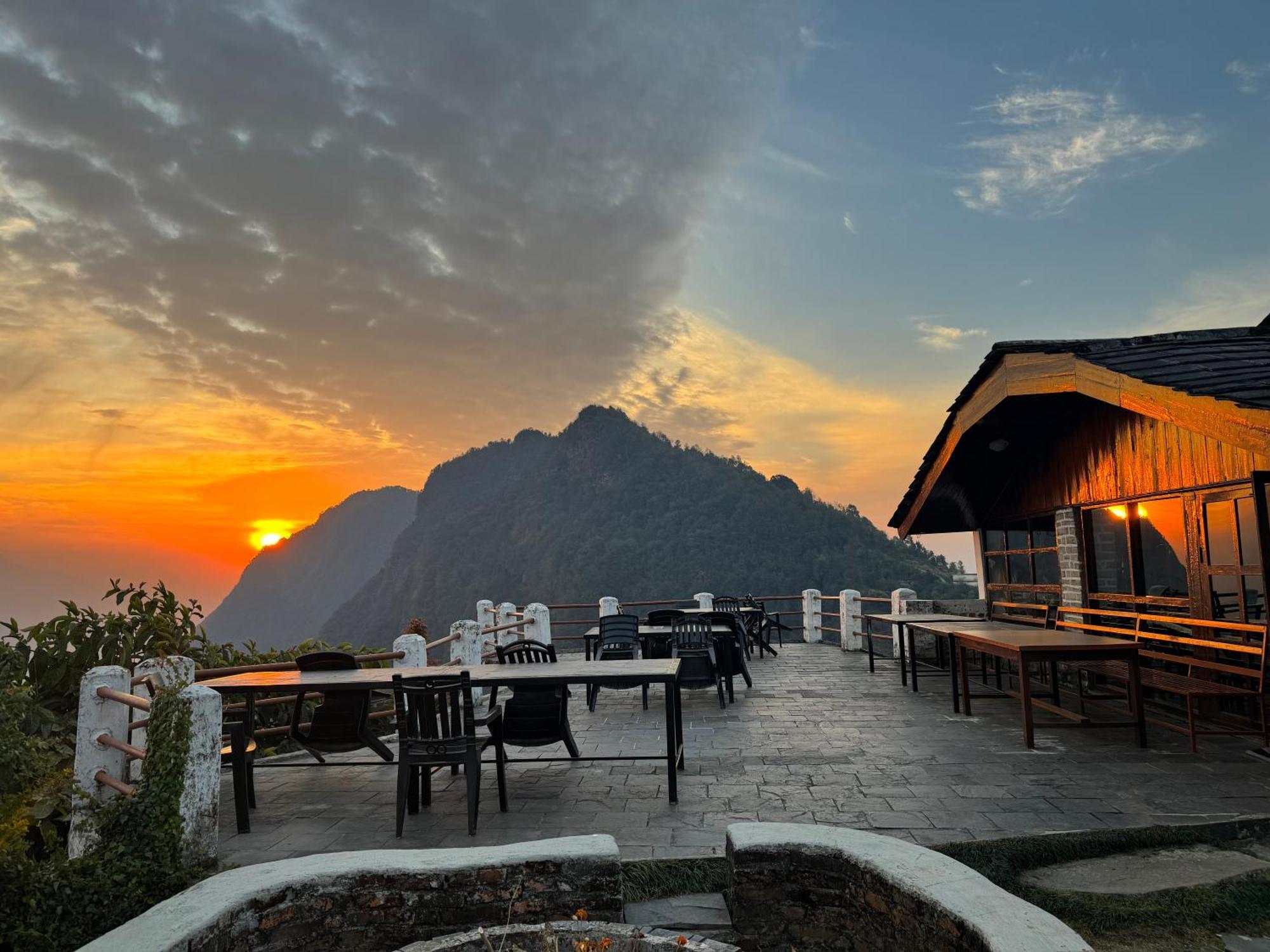 Es Deurali Resort Pokhara Exterior foto